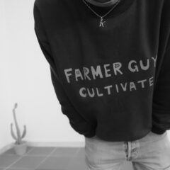 カジュアルコーデ。ワンポイントアクセでスタイリングの質を上げる。