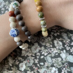 天然石ブレスレットに合うコーデ