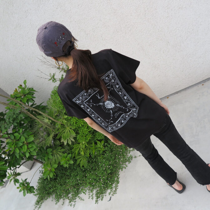 the model is wearing the cap