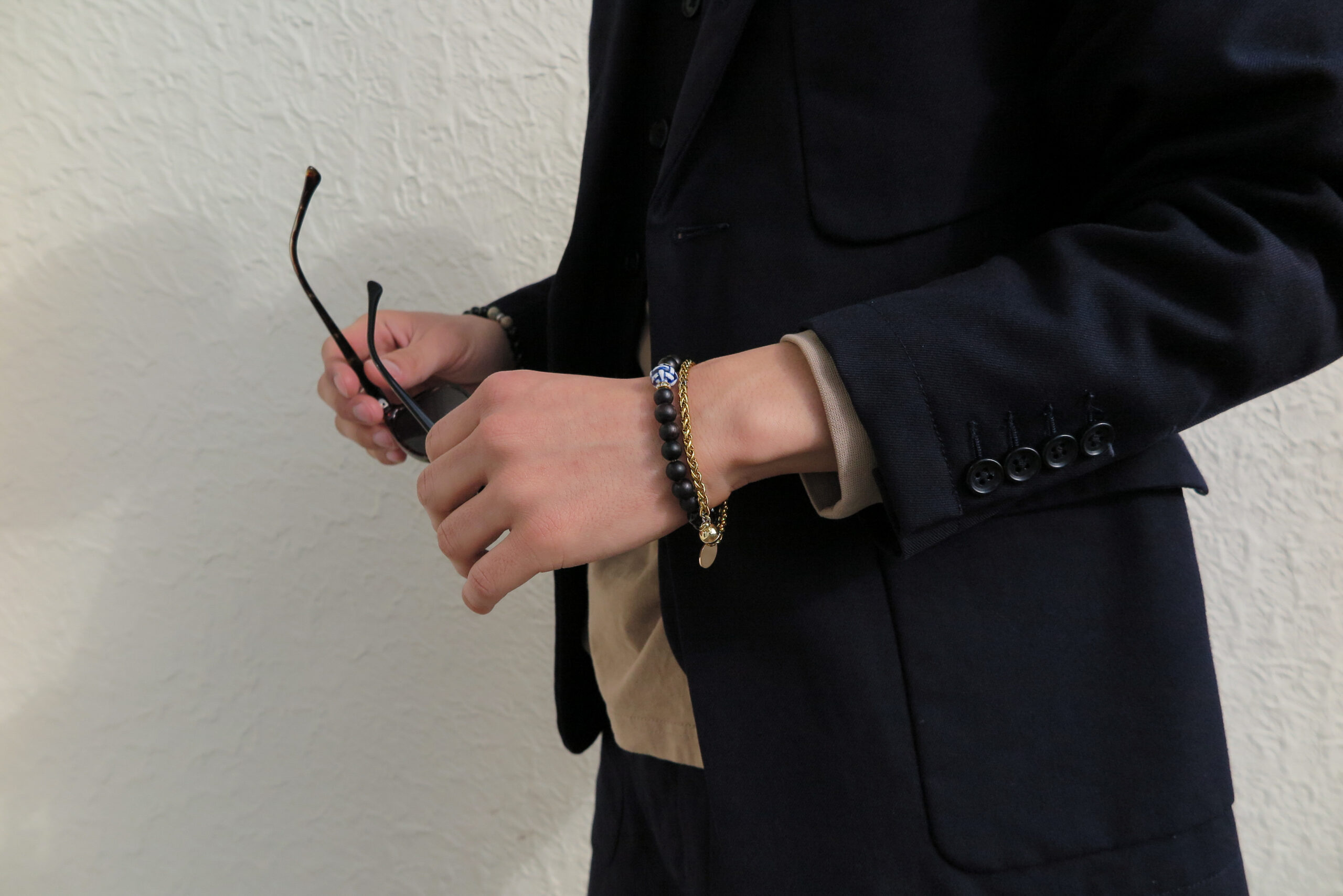 ブレスレット　スーツ　サングラス　男