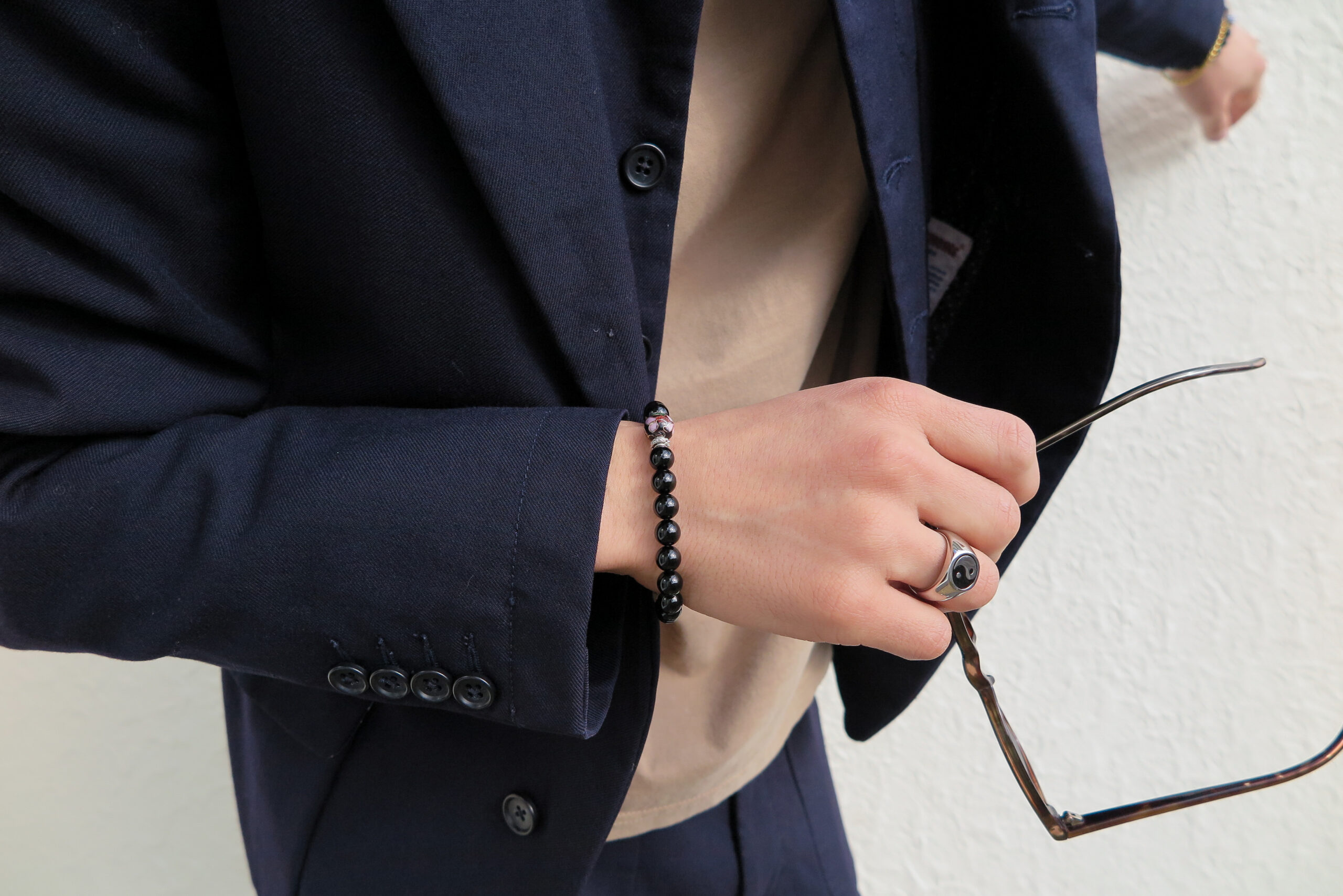 ブレスレット　スーツ　サングラス　男