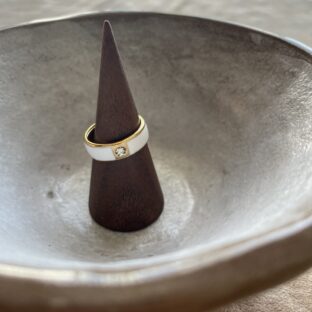 ENAMEL VINTAGE LOOK RING -WHITE- [STAINLESS STEEL]