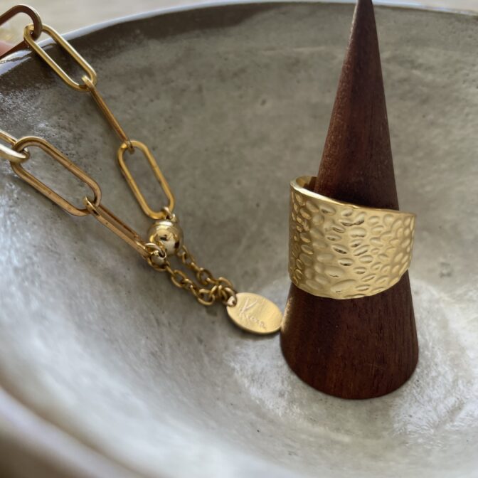 the gold ring and the gold bracelet on the ceramic plate